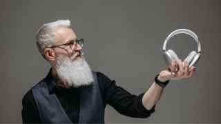 Jak wybrać słuchawki Bluetooth? Czym się kierować przy zakupie, jak dobrać odpowiedni model dla siebie – poradnik