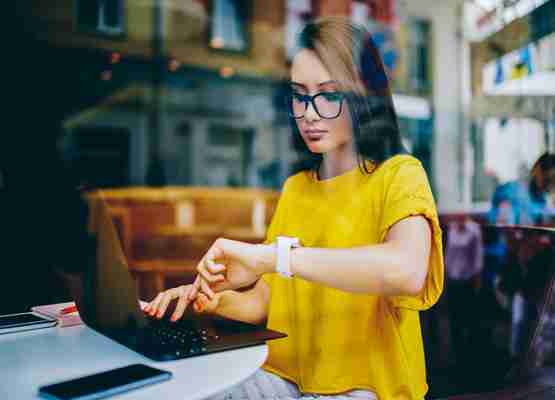 Słuchawki douszne czy nauszne? Jaki model wybrać?